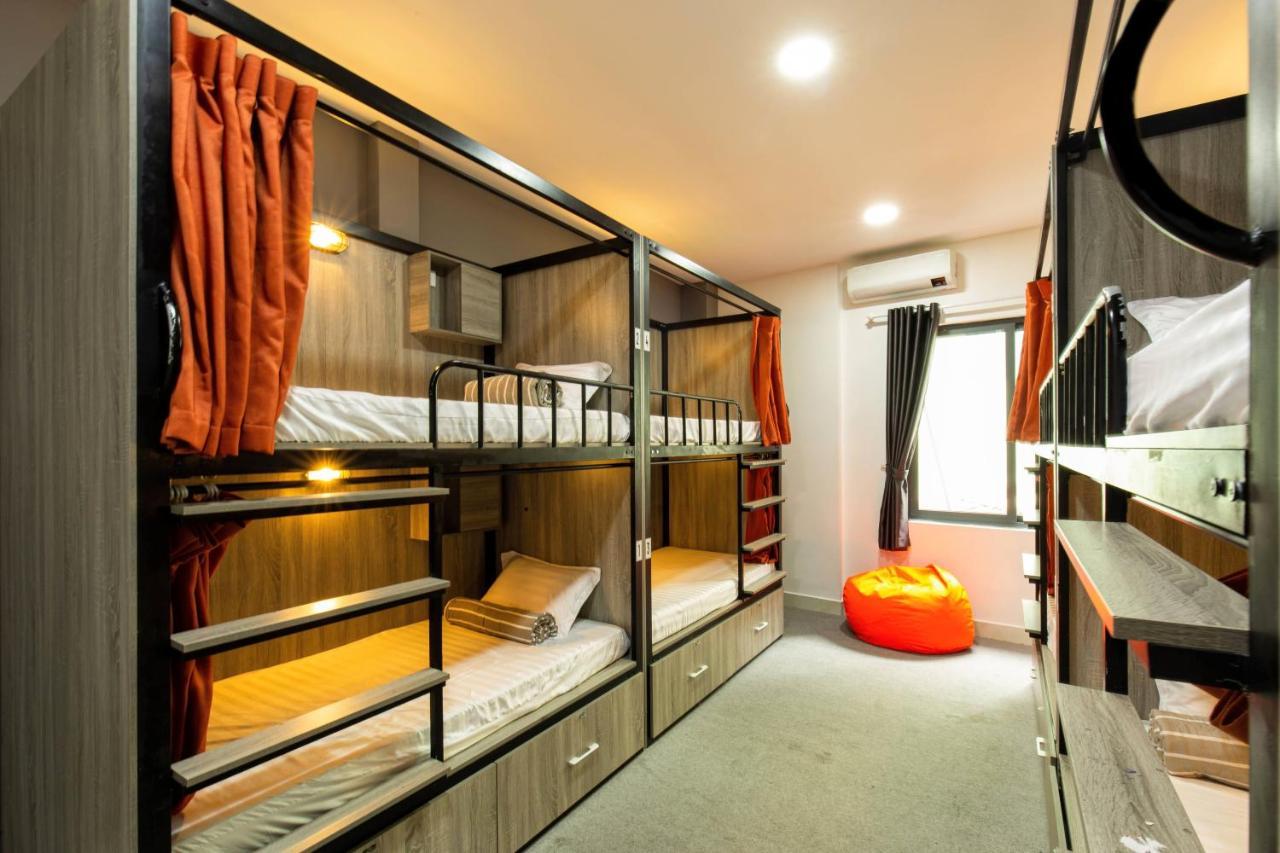 Base Backpackers Hostel *